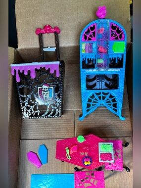 Monster High Social Spot Creepateria Beast Bites Cart Table & Chairs Playset